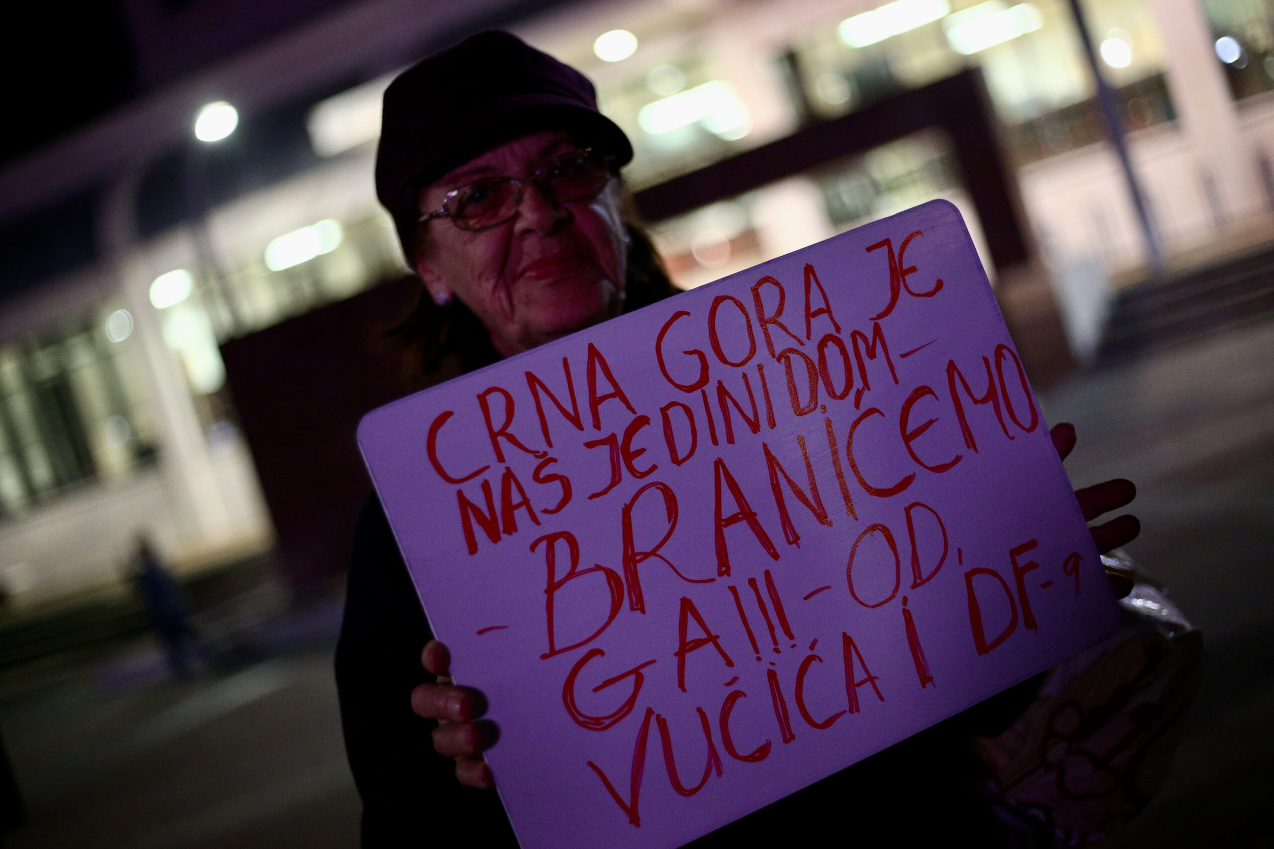 (FOTO)Protest građana ispred Skupštine protiv ustavnog puča: Okupljeni uzvikuju “počelo je počelo”