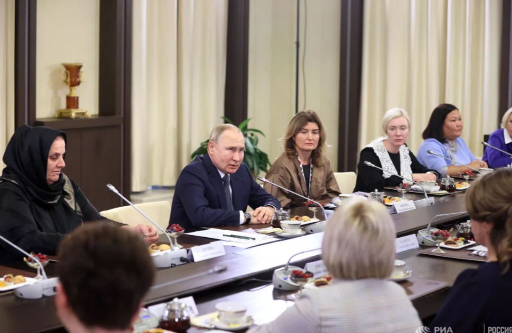 Putin sa majkama vojnika u Ukrajini: Vaši sinovi su naši heroji