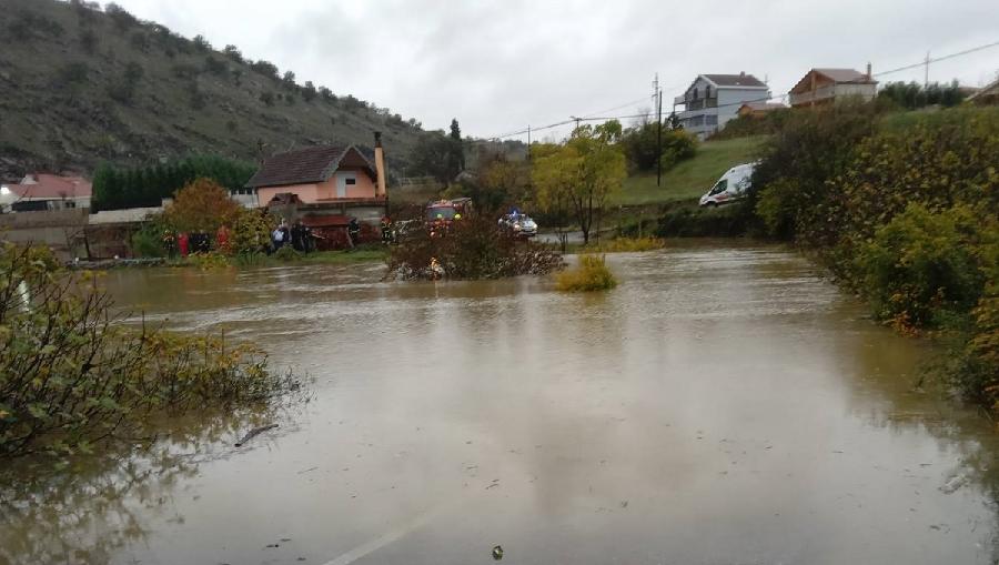 Vozilo sletjelo u rijeku, izvučeno tijelo djevojke, traga se za još dvije osobe