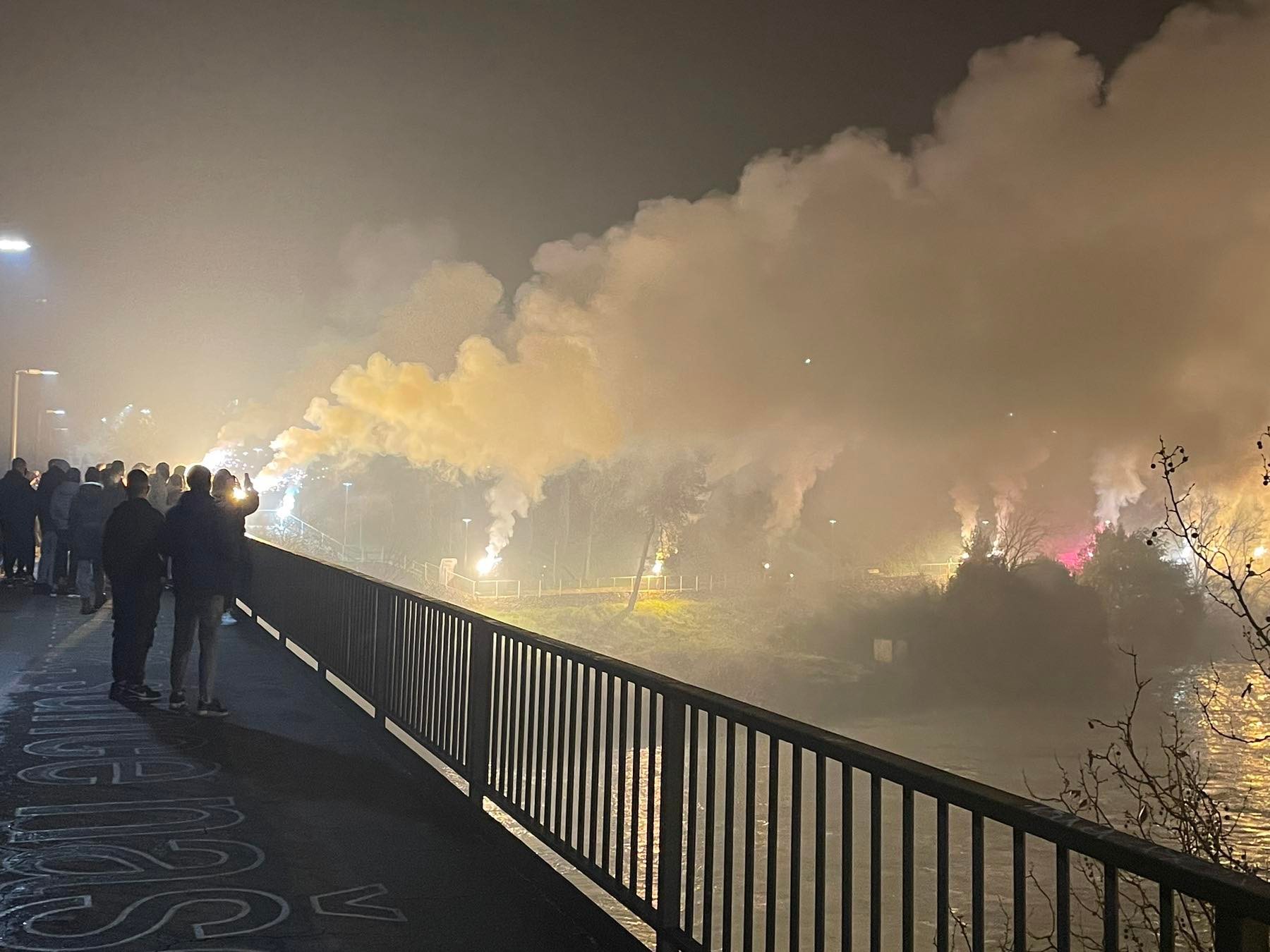 (VIDEO) Bakljada navijača Budućnosti na podgoričkim mostovima u znak sjećanja na Marka i Miljana