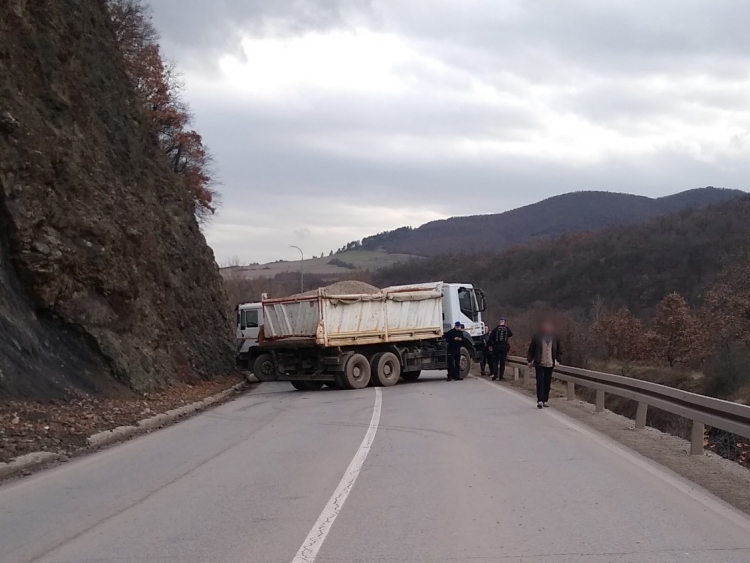 Napeto na blokadama: Pucnjava nadomak Zubinog Potoka, pretučeni otac i sin
