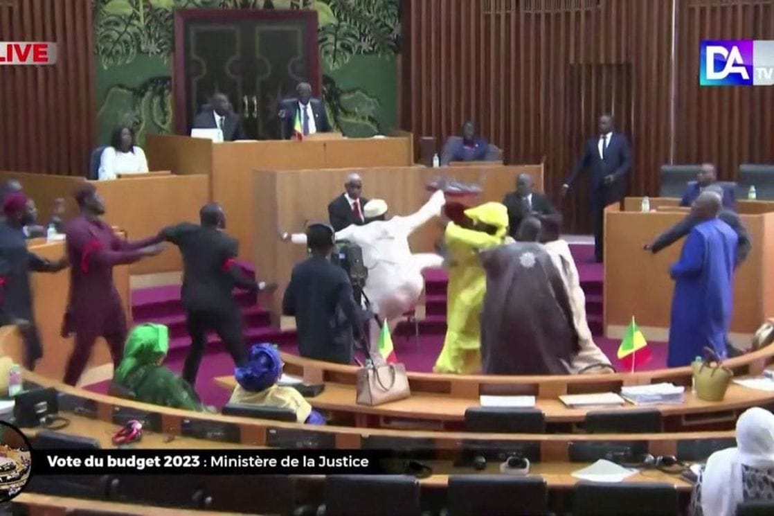 Krvnički se tukli, poslanik ošamario koleginicu, letjele i stolice: Haos u senegalskom parlamentu (VIDEO)