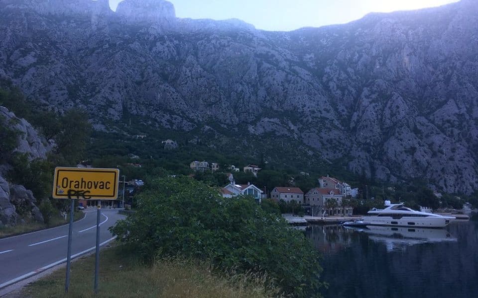 Kotor: Auto upalo u more, spasioci na terenu