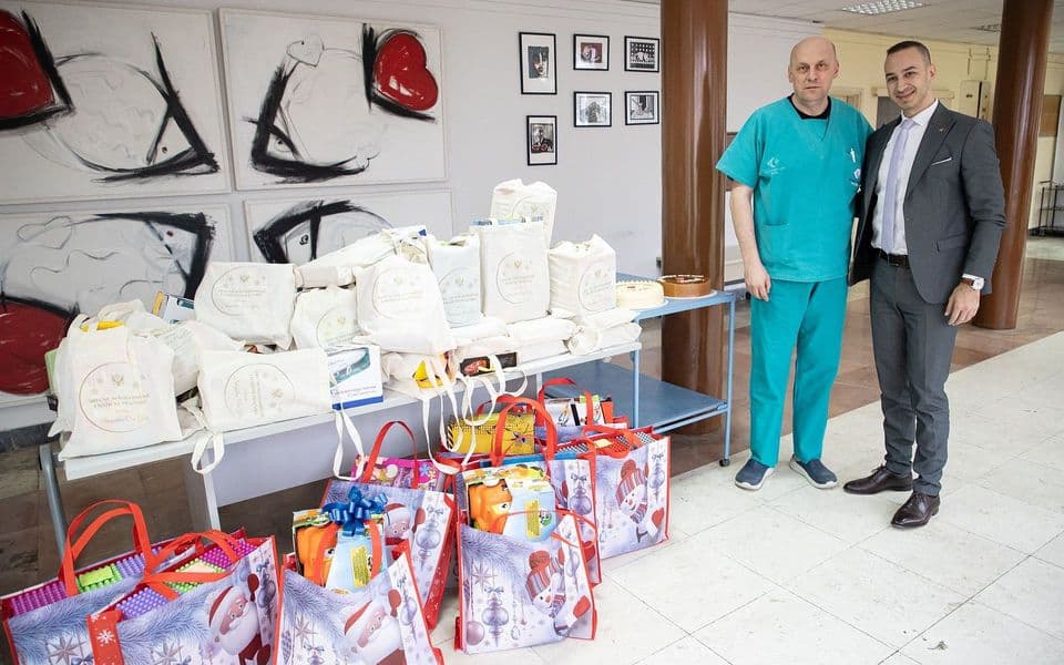Generalni sekretar Skupštine Crne Gore uručio poklone mališanima u Institutu za bolesti djece
