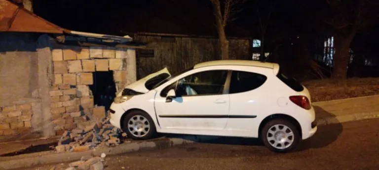 Dvije osobe povrijeđene u udesu: Automobil skrenuo sa puta i udario u kuću