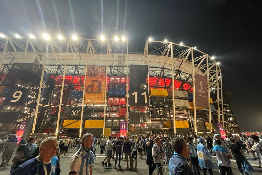 STADION OD KONTEJNERA, NA KOJEM SRBIJA IGRA PROTIV ŠVAJCARSKE: Liči na “lego kockice”, ima očajan teren i uskoro odlazi u istoriju