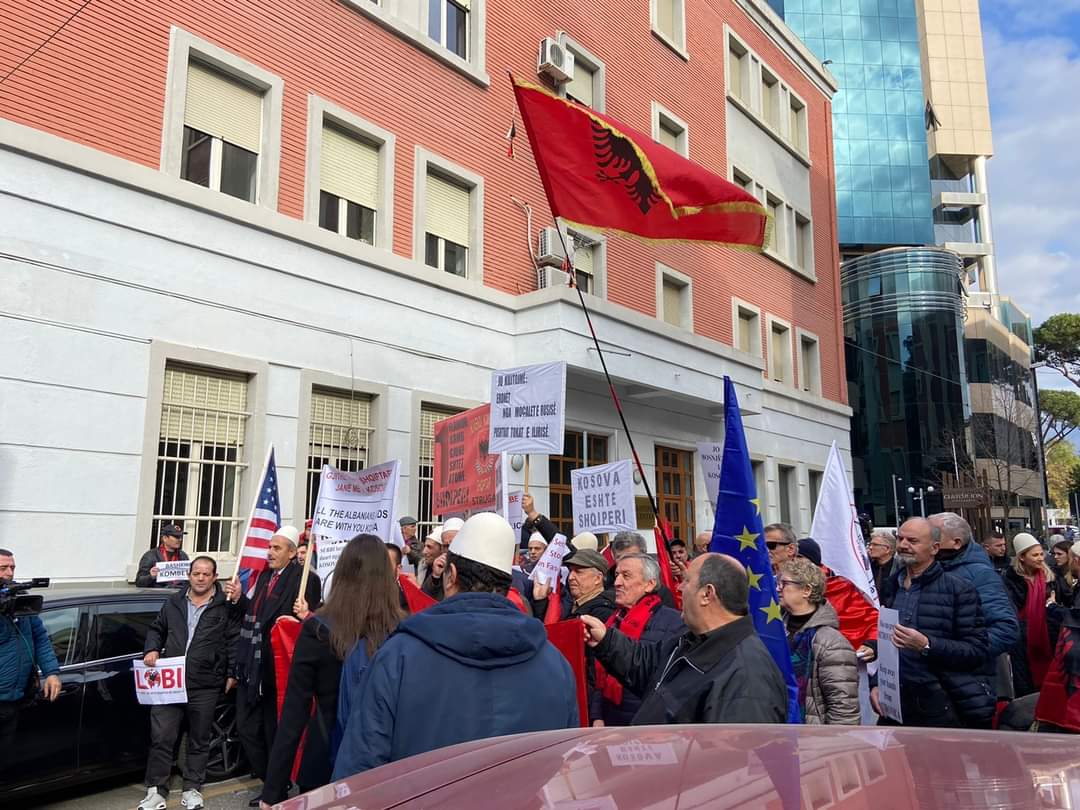 Protest ispred Ambasade Srbije u Tirani zbog stanja na sjeveru Kosova