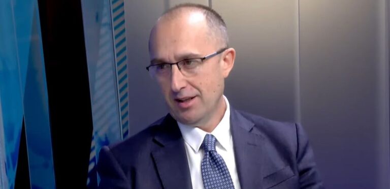 Volkov: Politika duboko infiltrirana u sve sfere društva