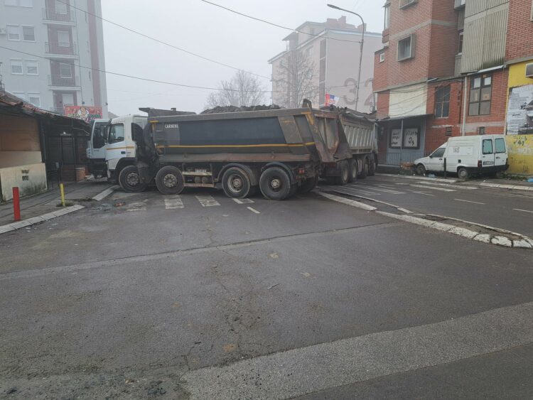 Kriza na Kosovu: Barikada i u sjevernom dijelu Kosovske Mitrovice