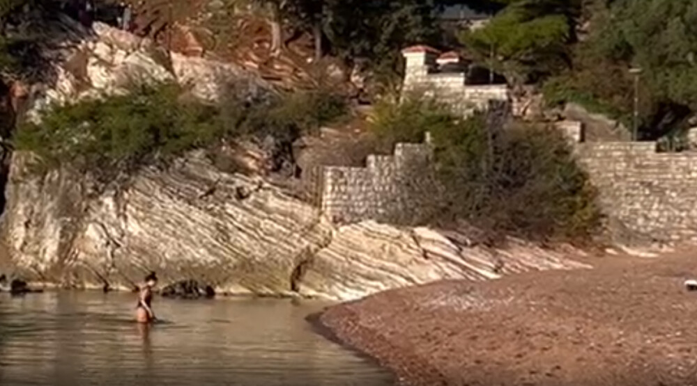 Decembarsko kupanje na plaži Sveti Stefan