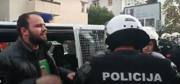 Policija privela učesnika protesta, pa ga pustila nakon reakcije okupljenih