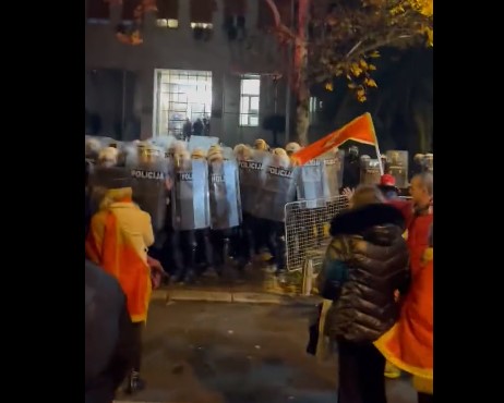 (VIDEO) Policija ispalila suzavac u pravcu mase ispred Skupštine?