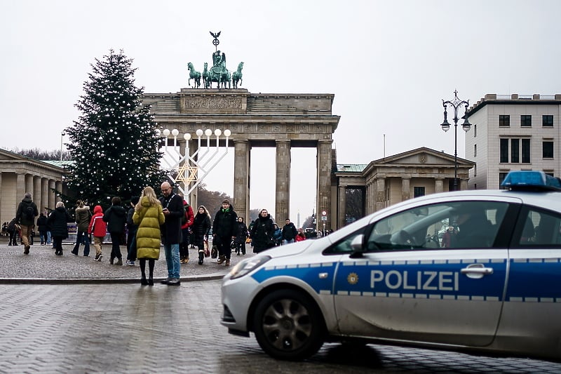 Ekološki aktivisti “obezglavili” poznatu jelku u centru Berlina