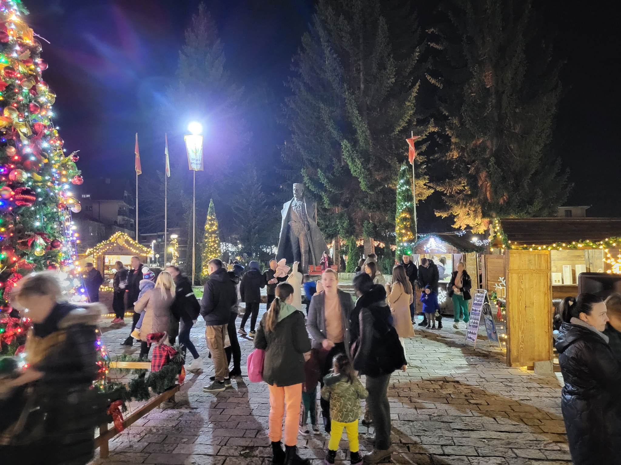 Pogledajte: U Mojkovcu otvoren prvi Božićni bazar