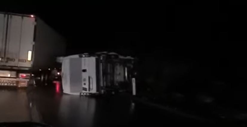 Odron na putu u mjesti Markovići, prevrnuo se kombi