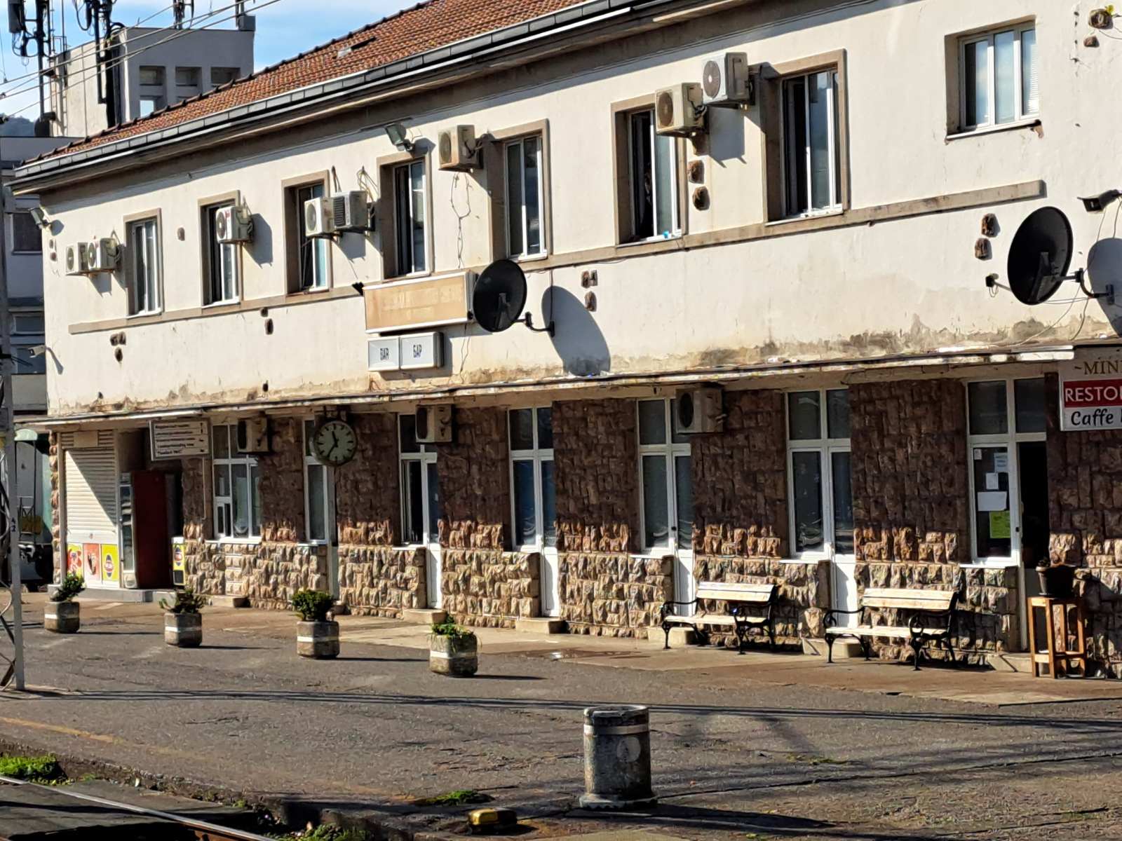 Uprkos prijavama građana, Željeznička stanica već dvije sedmice bez zastave