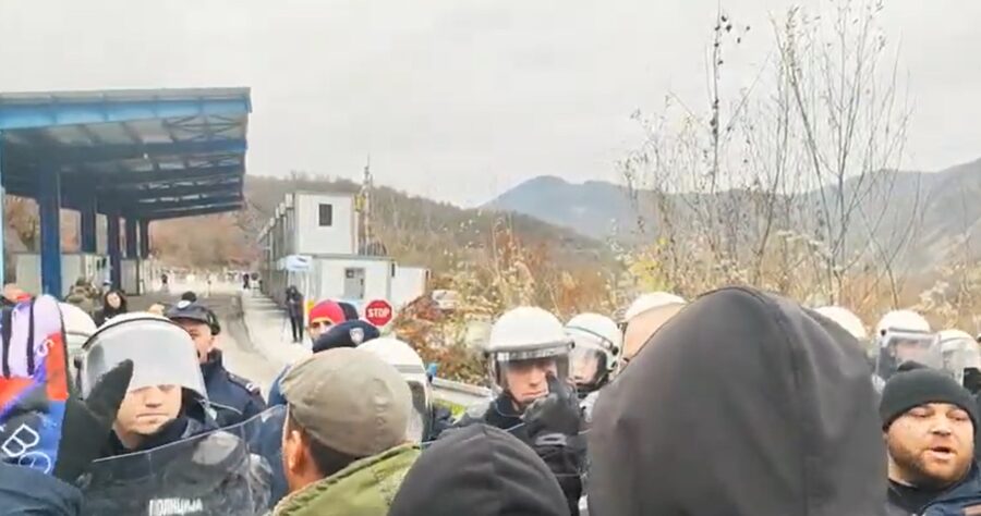 Protest desničara kod Jarinja, KFOR postavio žicu, skup obezbjeđuje i MUP