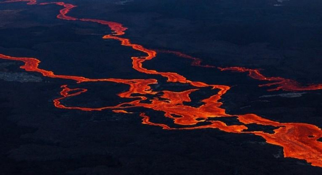 Ljudi hrle na Havaje da gledaju lavu najvećeg vulkana Mauna Loa (FOTO)