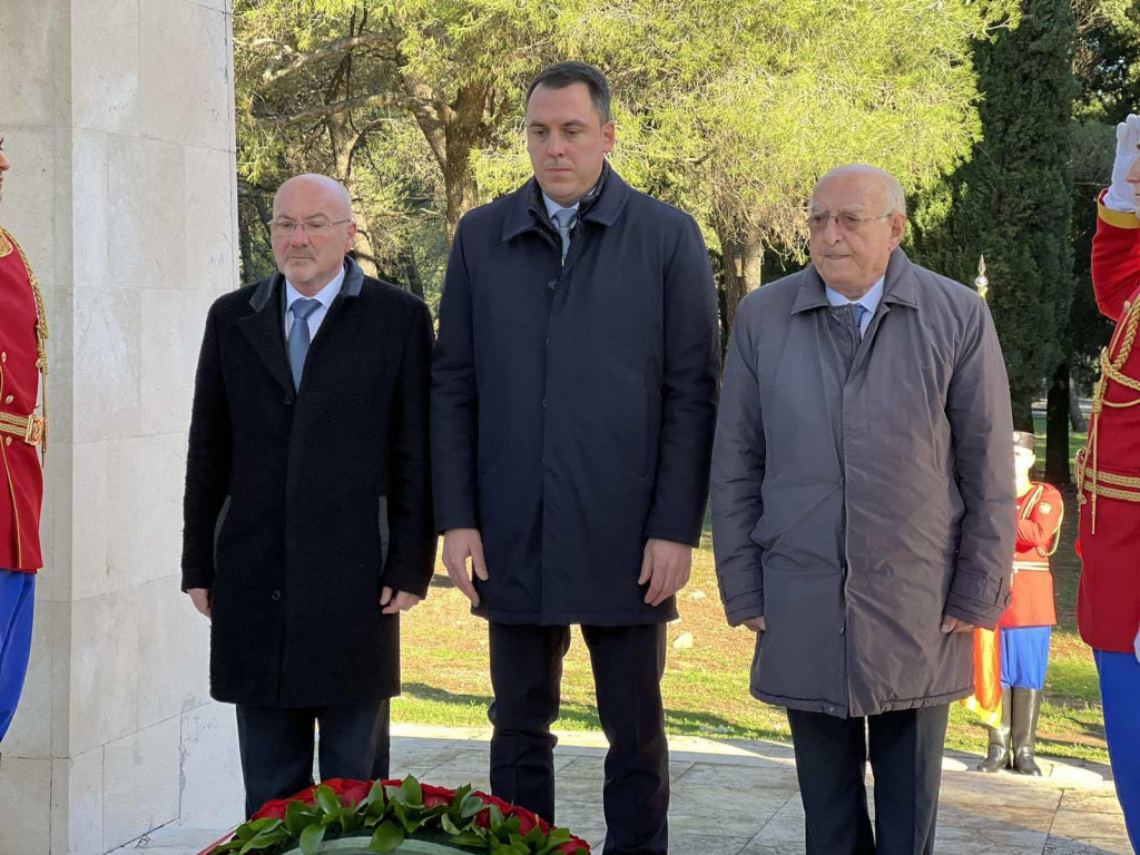 Delegacija Glavnog grada položila vijence na Spomenik Partizanu borcu