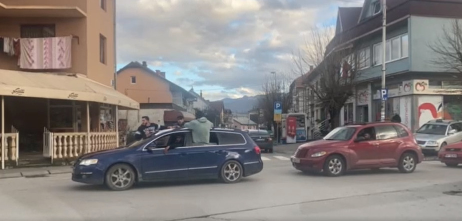 Nezadovoljni reakcijom na poplave organizovali protestnu vožnju kroz Berane