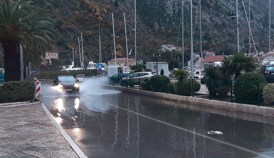 Poplavljen ulaz u Stari grad u Kotoru, usporen saobraćaj