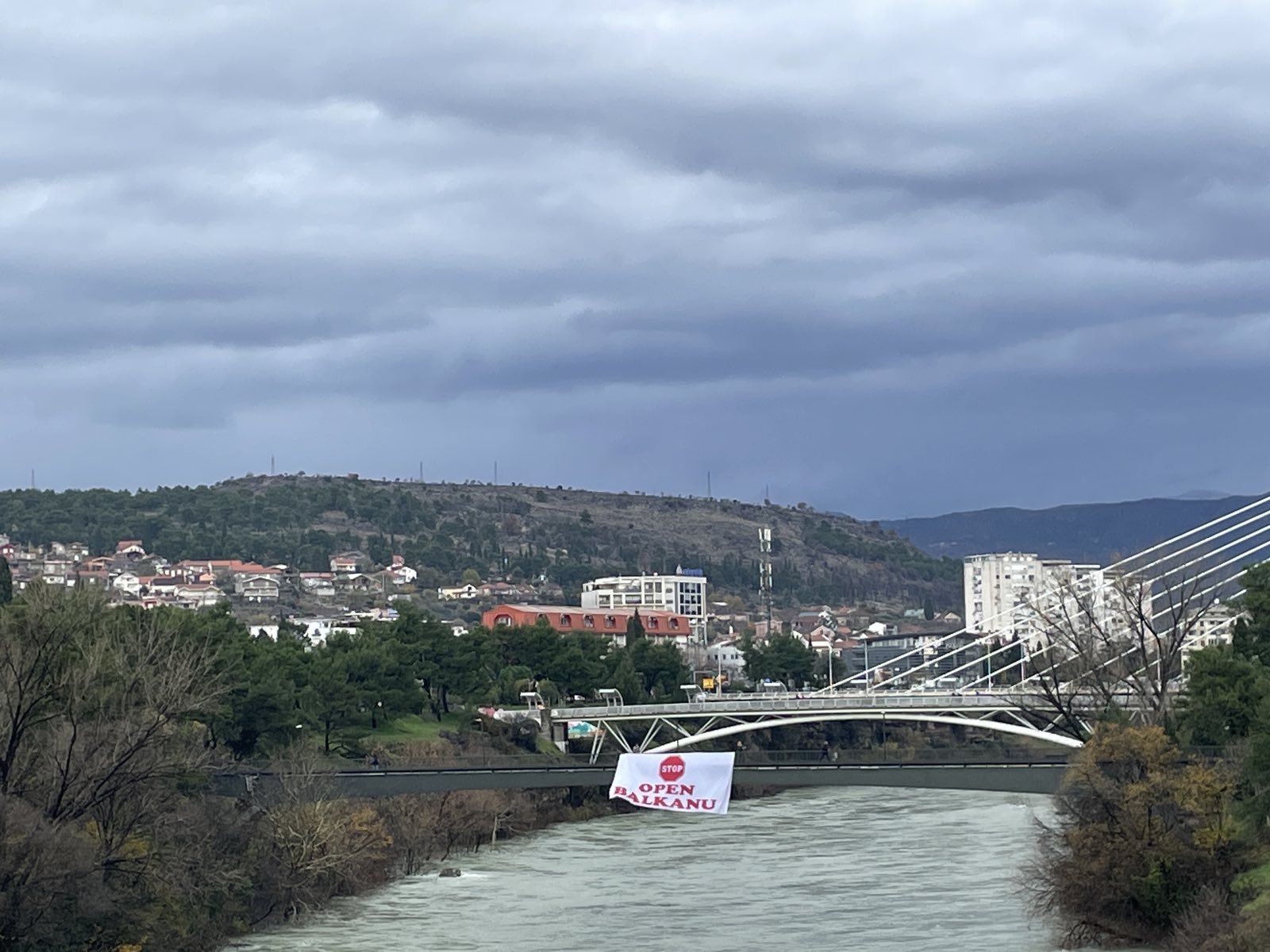 “Stop Otvorenom Balkanu” i zastava EU na mostovima u Podgorici