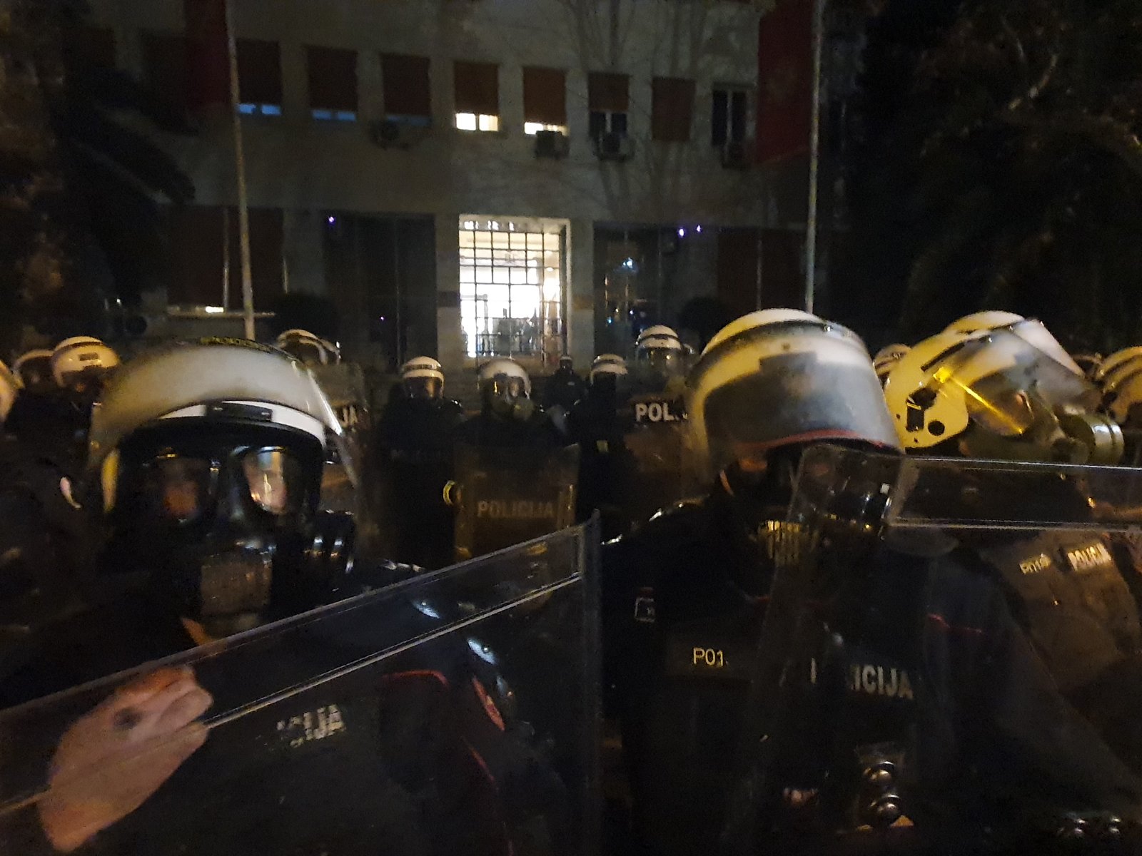 FOTO/VIDEO Tenzije ispred Skupštine: Bačen suzavac, probijena zaštitna ograda, letjele kamenice i flaše