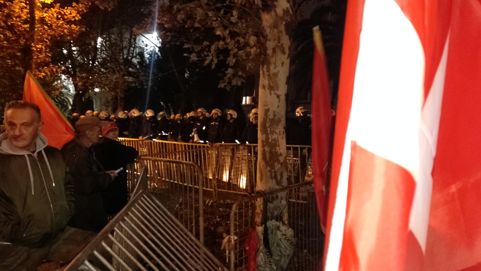 FOTO/VIDEO PROTEST IMA NAS: Građani probili ogradu ispred Skupštine, policija bacila suzavac i dala rok od pet minuta da se raziđu!