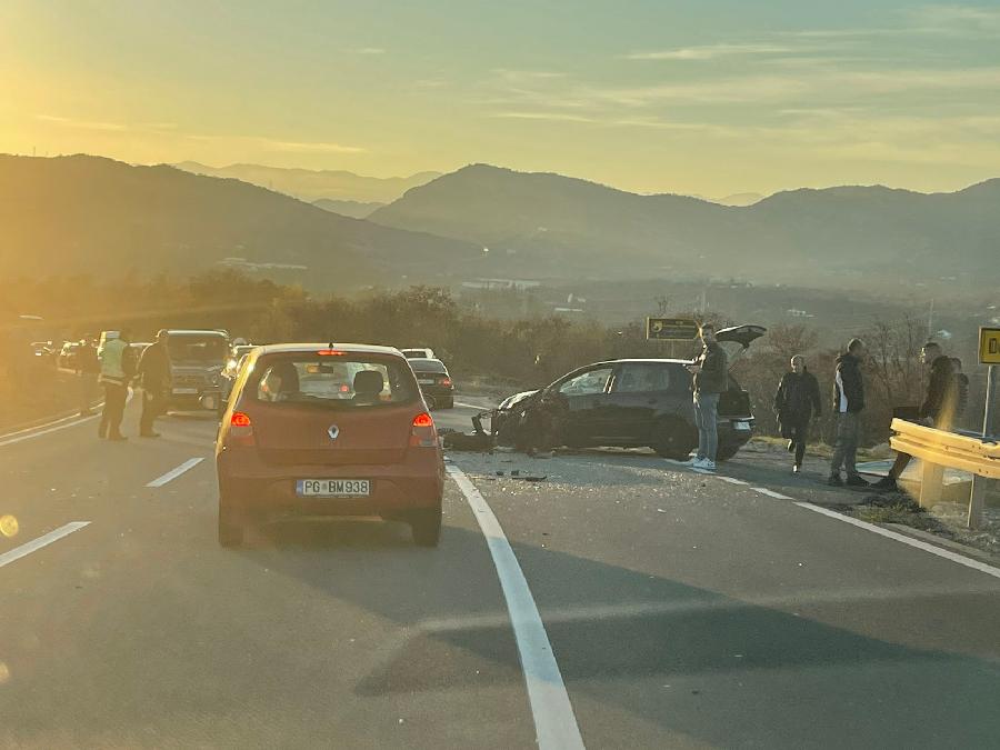 U sudaru dva automobila povrijeđene tri osobe
