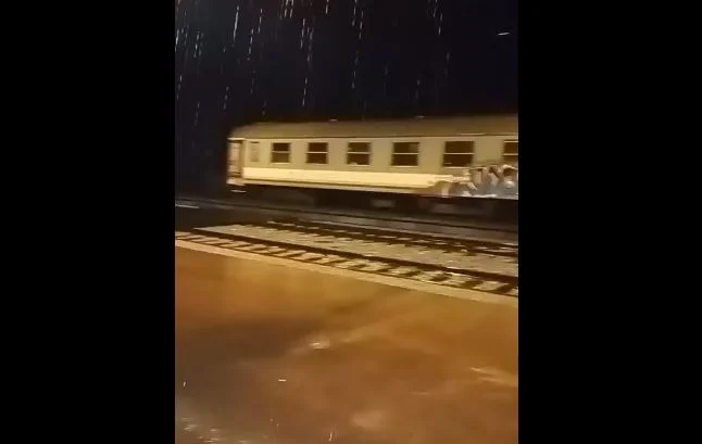 Usljed nevremena voz iz Bara stao između Kolašina i Mojkovca, putnici bez informacija kad će i hoće li krenuti