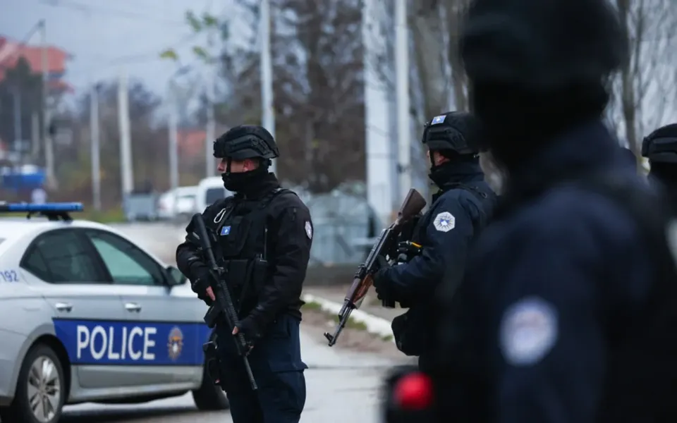 Kancelarija za KiM: Specijalci ROSU pucali na vozilo sa Srbima; Kosovska policija: Pucali smo jer njihovo vozilo udarilo naše