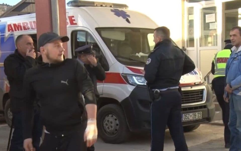 Majka dječaka ranjenog kod Štrpca: Napadač nije pucao na njih, pogođeni rikošetom