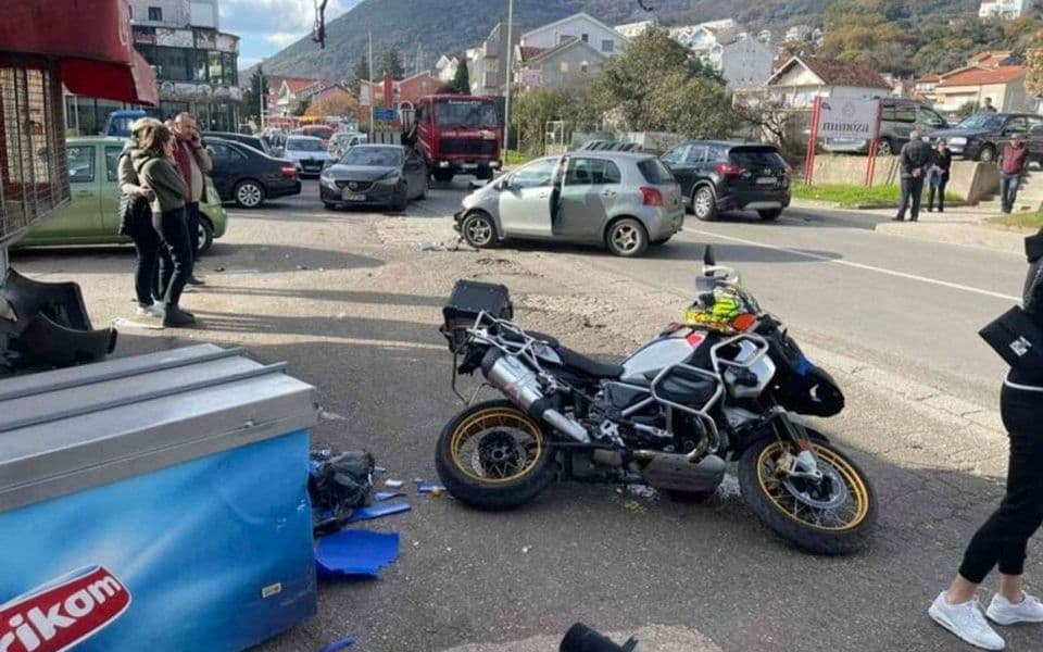 Saobraćajna nezgoda u Bijeloj: Povrijeđen motociklista