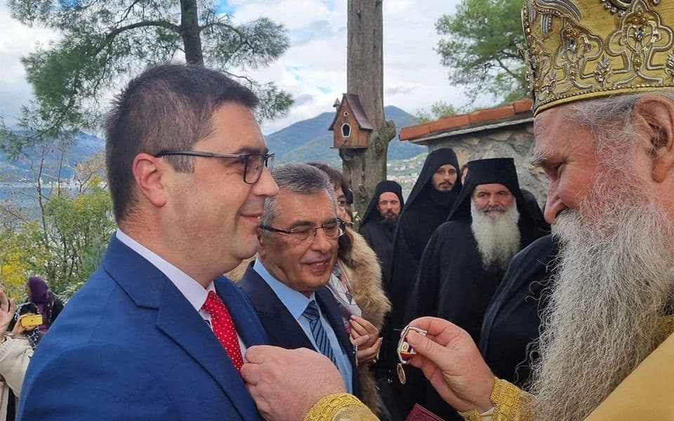 IZA KULISA: Kadrovi DF-a i Demokrata donirali SPC milione eura svih građana