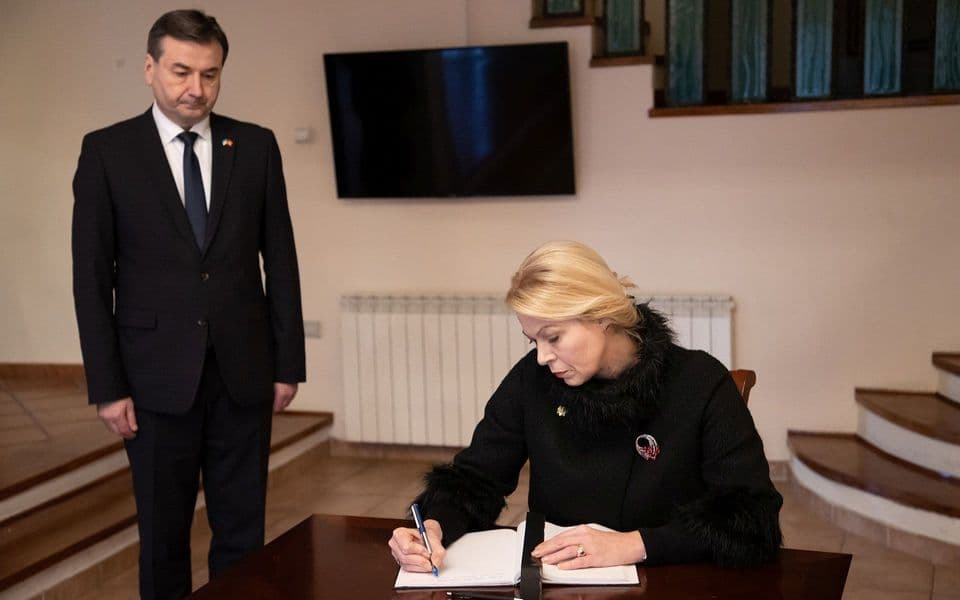 Đurović se upisala u Knjigu žalosti u ambasadi Ukrajine povodom pada helikoptera u blizini Kijeva