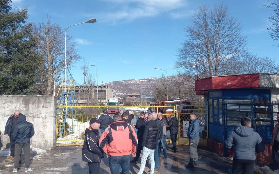 Željezarci blokirali teretnu kapiju, ne daju bivšem vlasniku da odvozi rezervne djelove i alat
