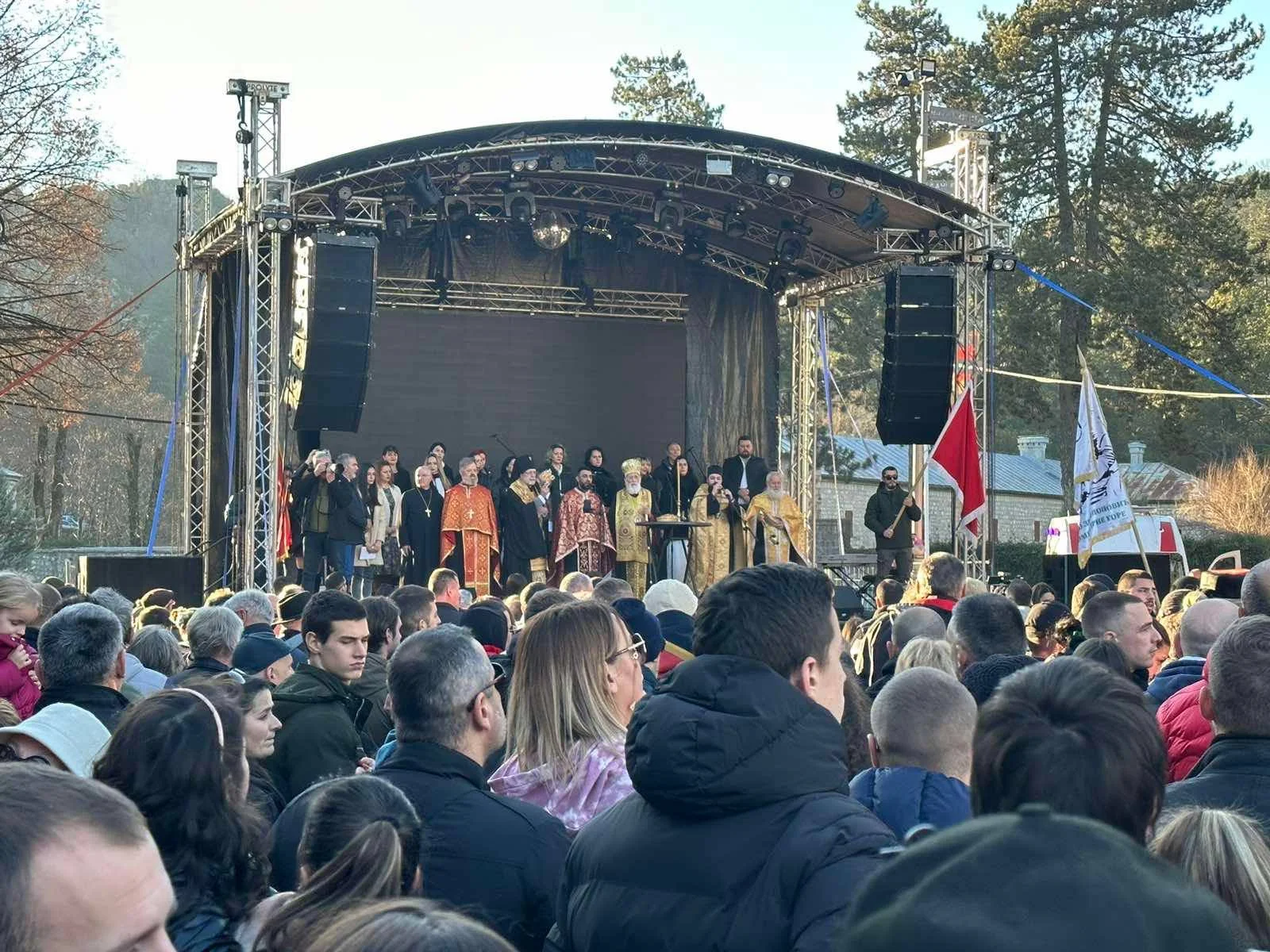 Nalaganje badnjaka CPC: Vjernici na Cetinju naložili badnjake