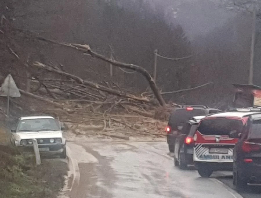Potpuno obustavljen saobraćaj između Bijelog Polja i Mojkovca, auto-putem samo putnička vozila