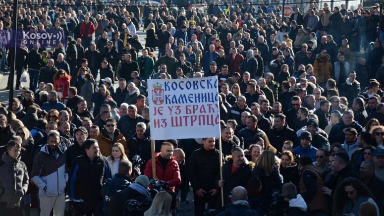 Na Kosovu protesti i protiv Kurtija i protiv Vučića