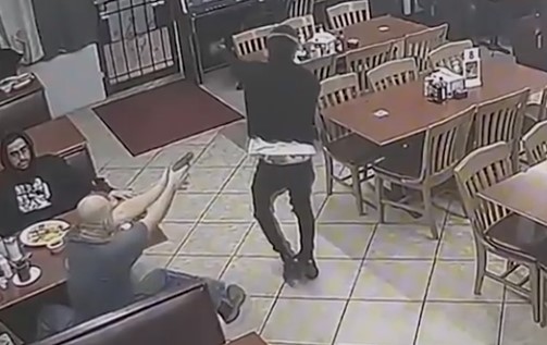 S lažnim pištoljem upao u restoran, gost izvadio pravi i ubio ga