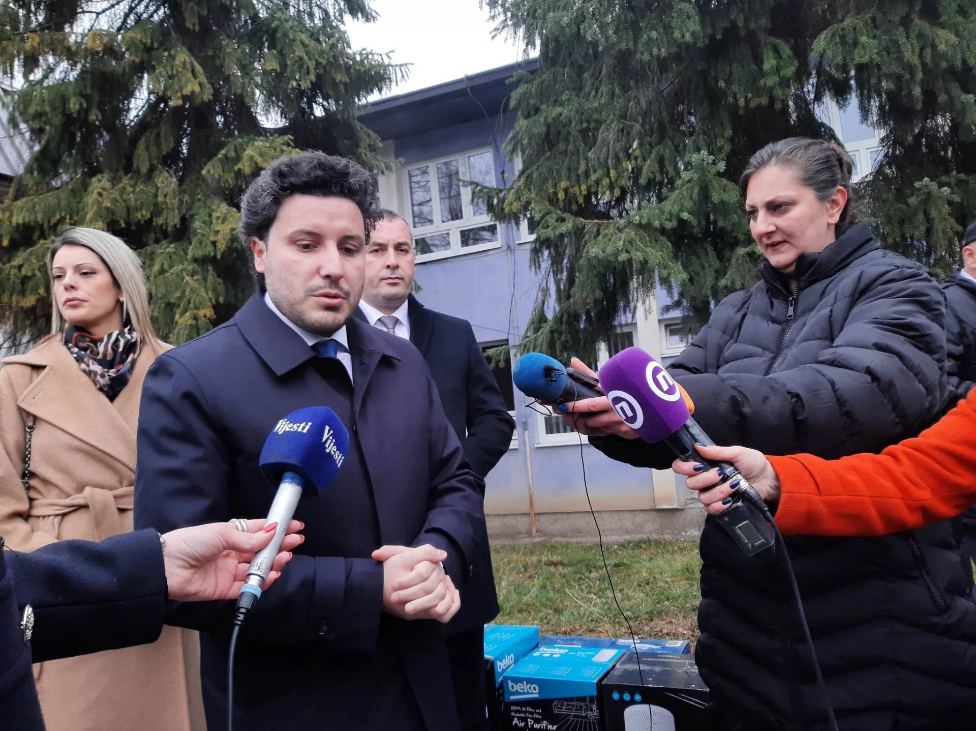 Dijeliće maske i prečišćivače vazduha u Pljevljima, BP i BA; Abazović: Do sljedeće sezone grijanja moramo naći trajno rješenje