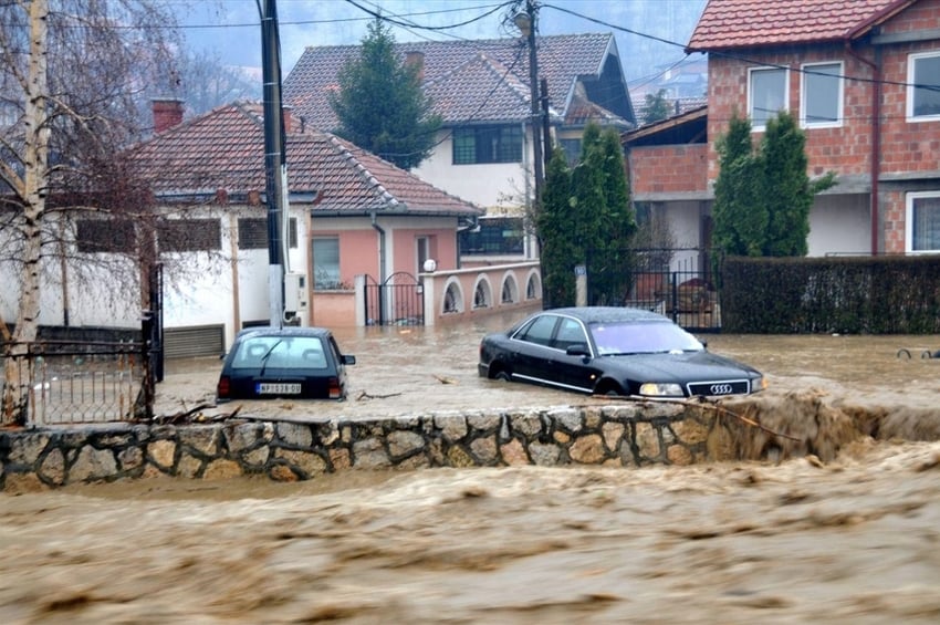 Novi Pazar: Postavljali džakove sa pijeskom da im voda ne dopre do kuća pa upali u rijeku, u toku potraga