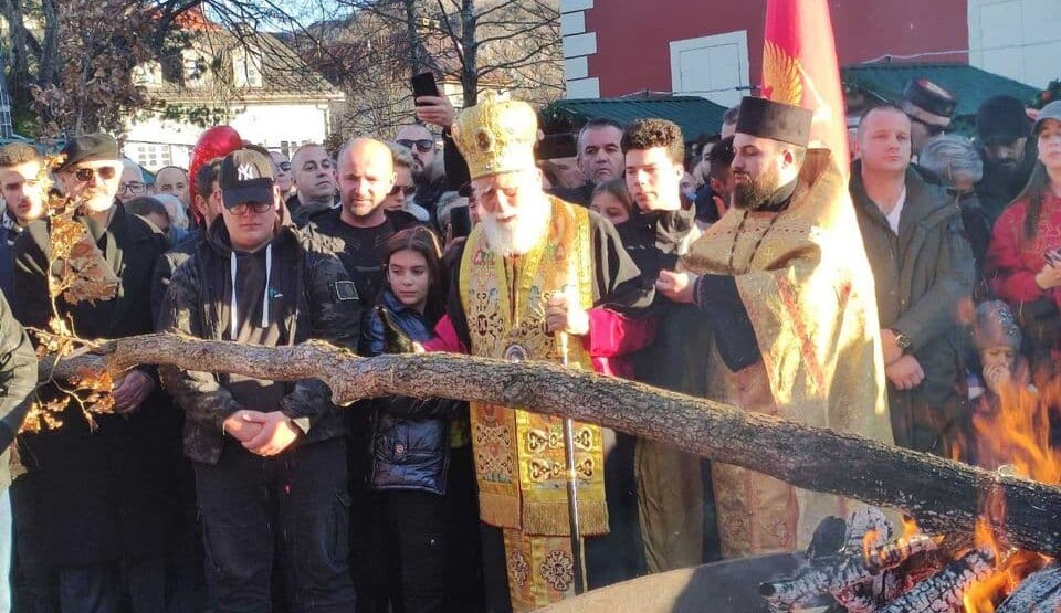 Mihailo: Bez Cetinja nema Crne Gore, sačuvaćemo se od svakog zla; Joanikije osveštao badnjake ispred Cetinjskog manastira