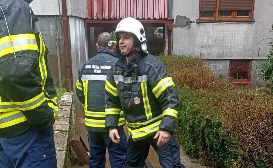 Nevrijeme na Cetinju: Vatrogasci ispumpavali vodu iz ulaza