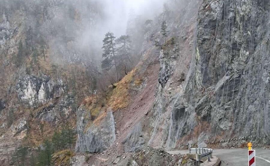 Zbog odrona u Sokolovinama saobraćaj u prekidu
