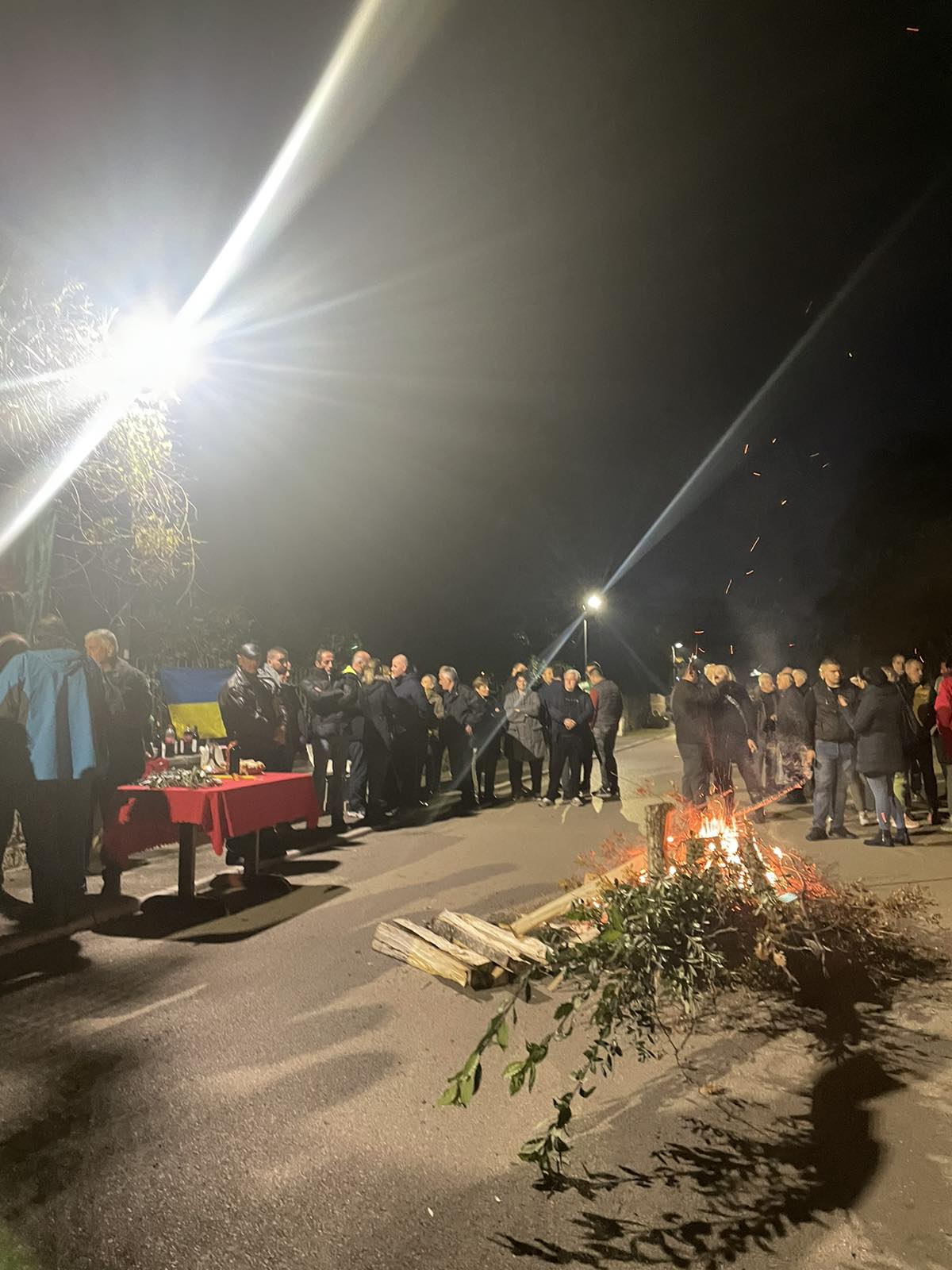 Pristalice CPC naložile badnjake u Baru( VIDEO)