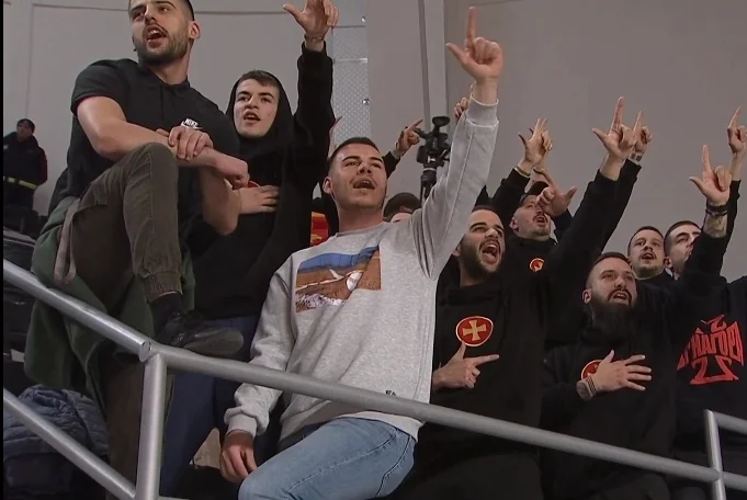 Navijači sa tribina odgovorili na pokušaj zabrane da se slavi sa podignuta dva prsta (VIDEO)