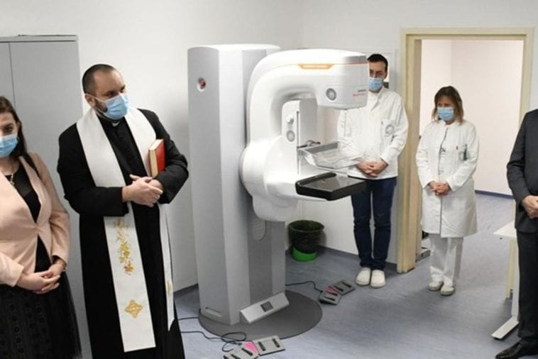 Svještenik blagoslovio novi uređaj za mamografiju