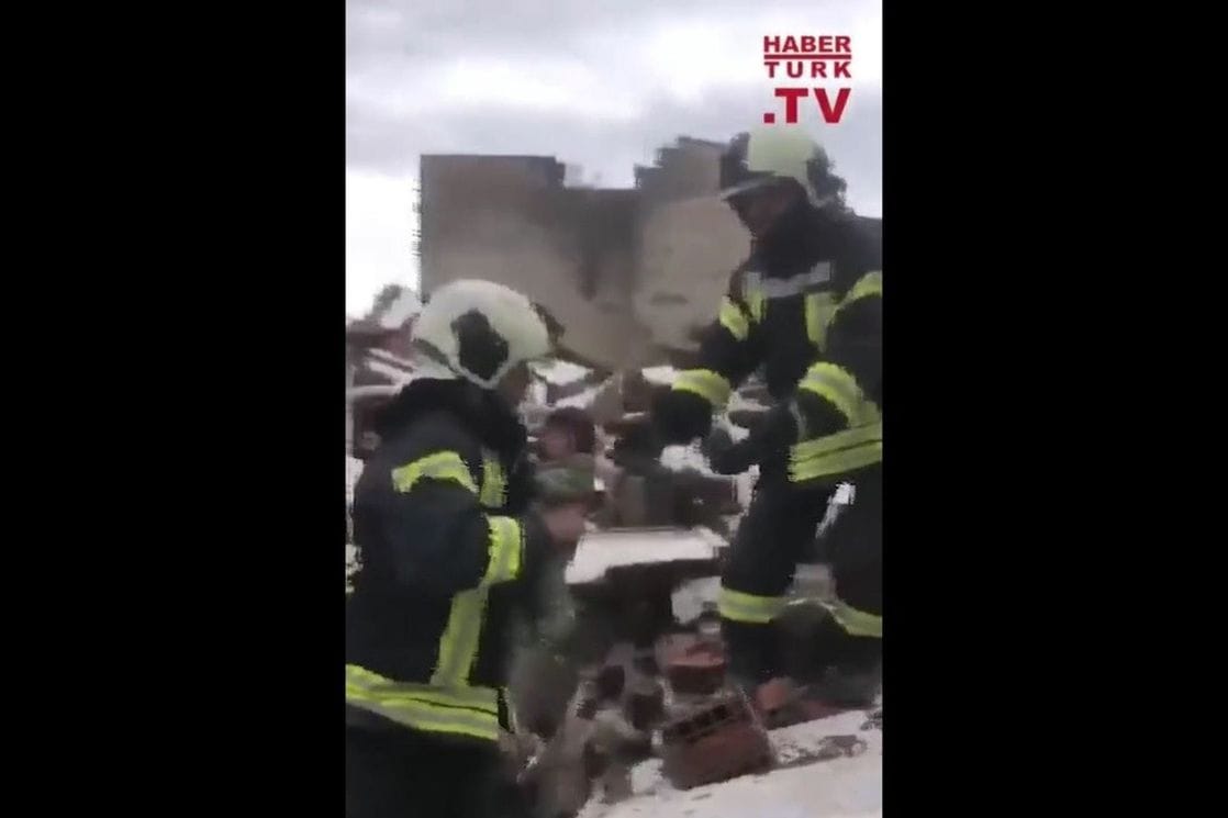 (VIDEO) Četvoromjesečna beba spašena iz ruševina 57 sati nakon zemljotresa