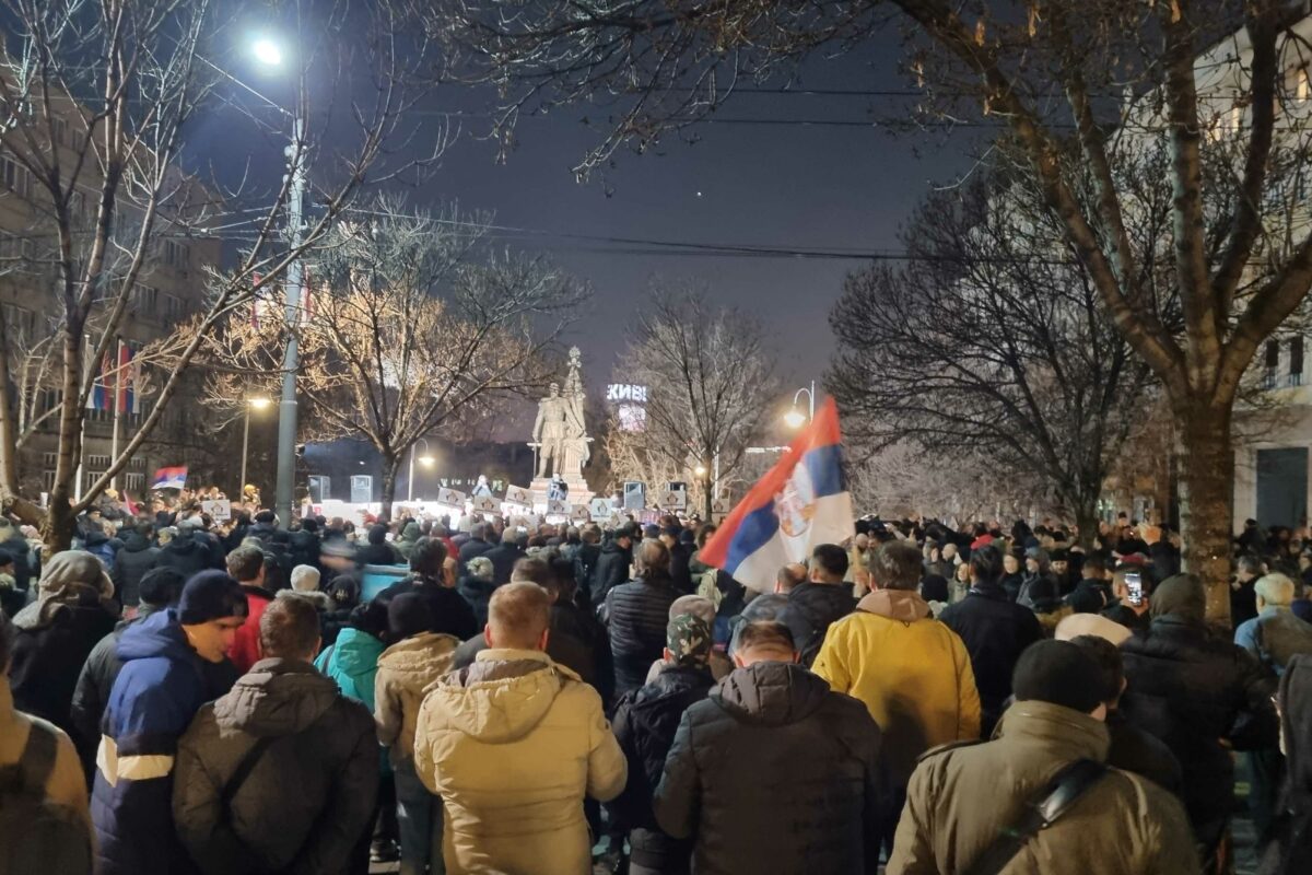 Protest „Stop Vučićevoj izdaji Kosmeta“: Ispred Predsjedništva više stotina ljudi